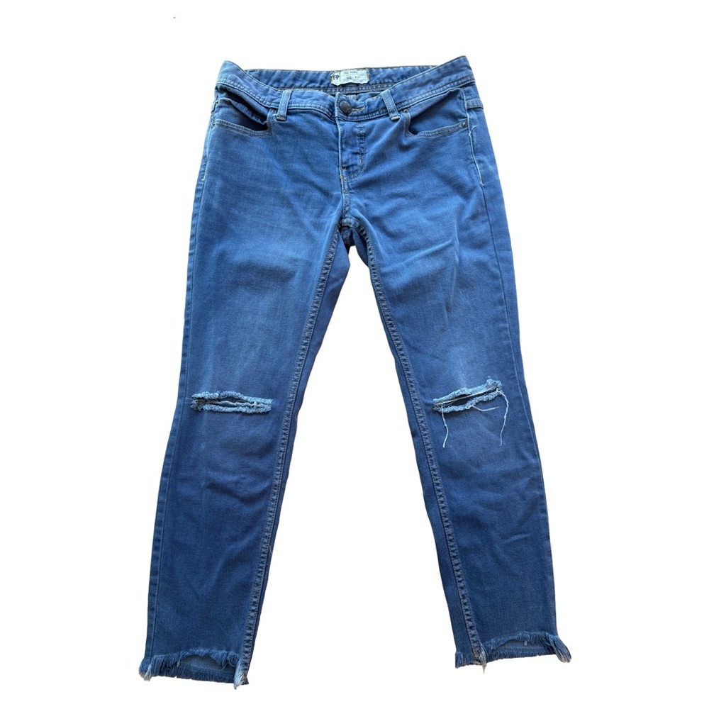 Women’s Free People Cropped Distressed Jeans in Blue, Size 27